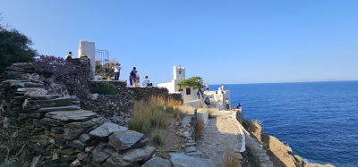 “The Existential Hypostasis of the Therapist”, the workshop series of our center’s Continuing Education program, was completed on June 9, 2025, in Sifnos.